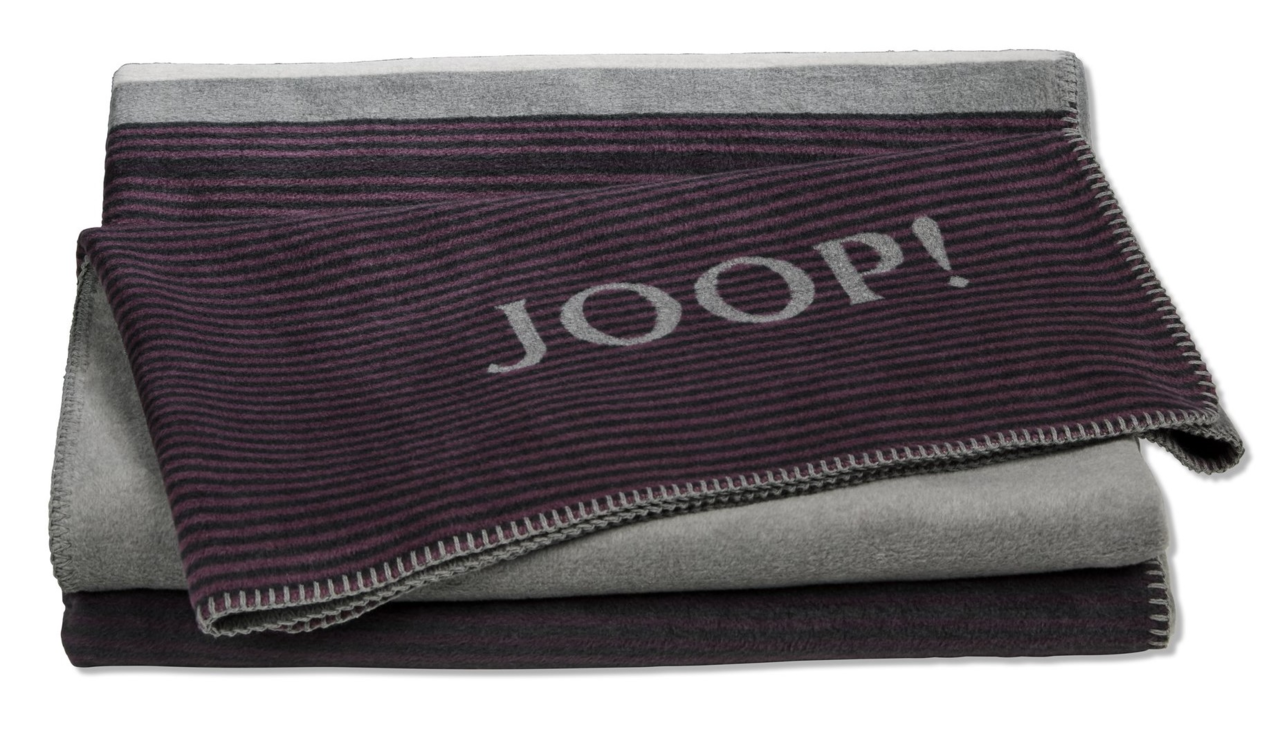 Gefaltete Decke mit lila und grauen Streifen, Markenname JOOP! sichtbar, von oben fotografiert.