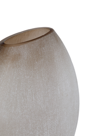 Nahaufnahme einer eleganten, sandfarbenen Vase mit glatter Oberfläche und leicht geneigter Perspektive.