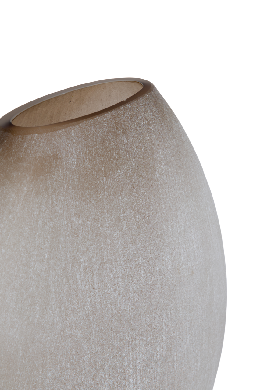 Nahaufnahme einer eleganten, sandfarbenen Vase mit glatter Oberfläche und leicht geneigter Perspektive.