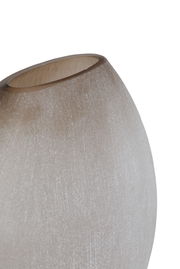 Nahaufnahme einer eleganten, sandfarbenen Vase mit glatter Oberfläche und leicht geneigter Perspektive.