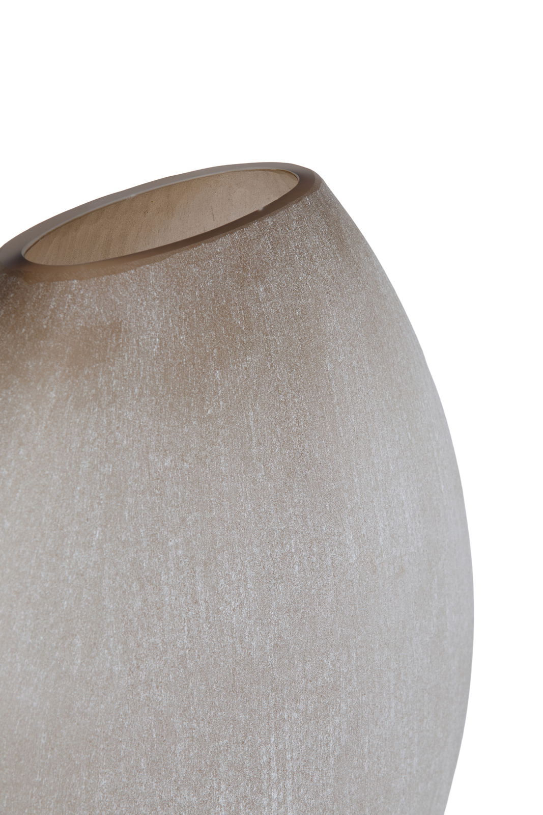 Nahaufnahme einer eleganten, sandfarbenen Vase mit glatter Oberfläche und leicht geneigter Perspektive.