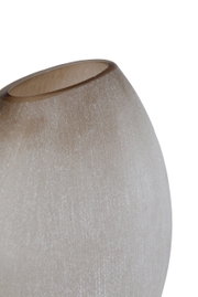 Nahaufnahme einer eleganten, sandfarbenen Vase mit glatter Oberfläche und leicht geneigter Perspektive.