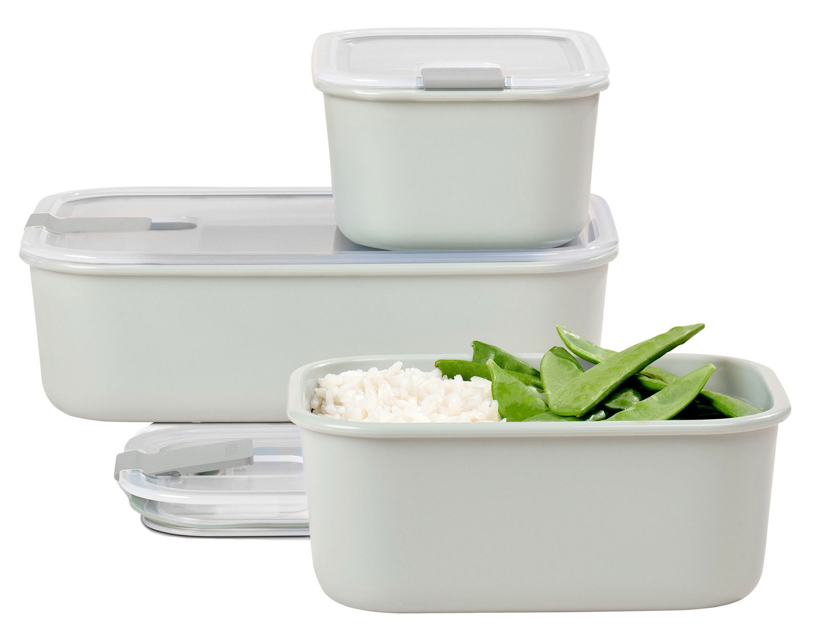 Drei Frischhaltedosen in verschiedenen Größen, gefüllt mit Reis und grünen Bohnen, aus seitlicher Perspektive.