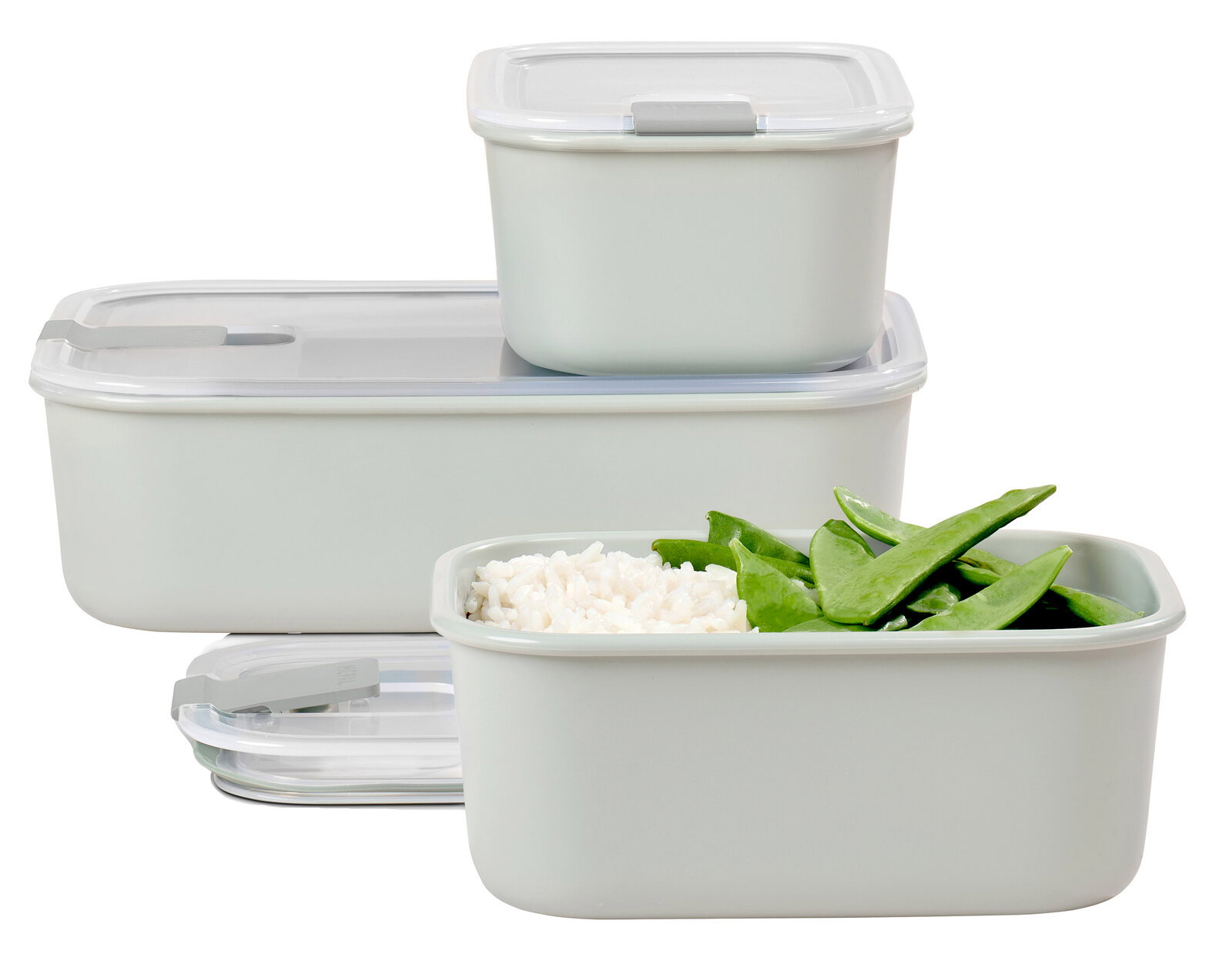Drei Frischhaltedosen in verschiedenen Größen, gefüllt mit Reis und grünen Bohnen, aus seitlicher Perspektive.