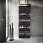 Schuhkipper mit fünf Fächern in einem modernen Raum, frontal betrachtet, mit Schuhen und Dekoration.