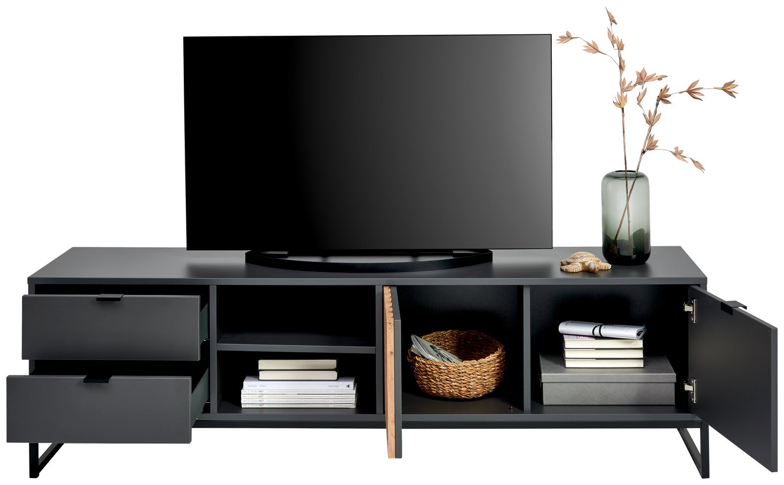 Modernes TV-Lowboard in dunklem Design mit zwei Schubladen links, offenen Fächern in der Mitte und einer Tür rechts, dekoriert mit einem Fernseher, einer Vase und einem Korb, aus frontaler Perspektive.