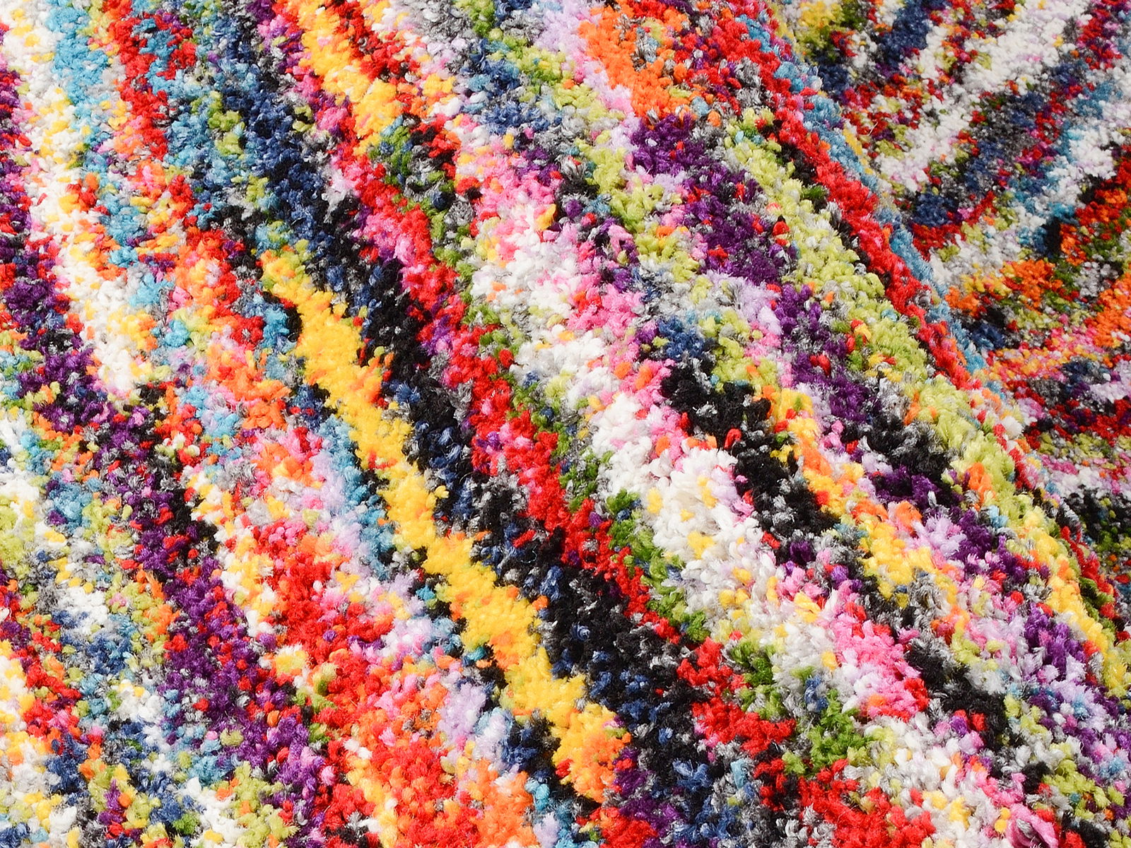 Bunte, flauschige Teppichoberfläche mit lebendigen Farben in diagonalen Streifen, Nahaufnahme