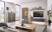 Moderne Wohnzimmer-Wandkombination in Holz und Grau mit Hängeschrank, Sideboard und Regal, seitliche Perspektive.