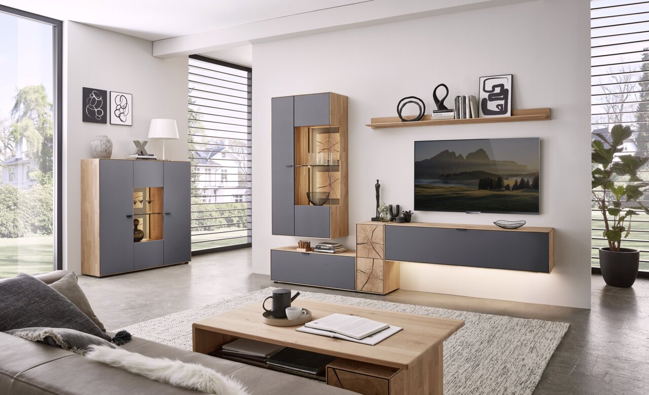 Moderne woonkamerwandcombinatie in hout en grijs met hangkast, dressoir en boekenkast, zijaanzicht.