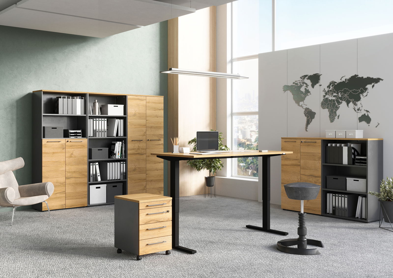 MID.YOU Rollcontainer AGENDA HOME Moderne Büroumgebung mit höhenverstellbarem Schreibtisch, Rollcontainer und Aktenschränken in Holzoptik, seitliche Perspektive.