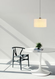 Moderne Hängeleuchte in einem minimalistischen Raum, aus der Seitenperspektive fotografiert.