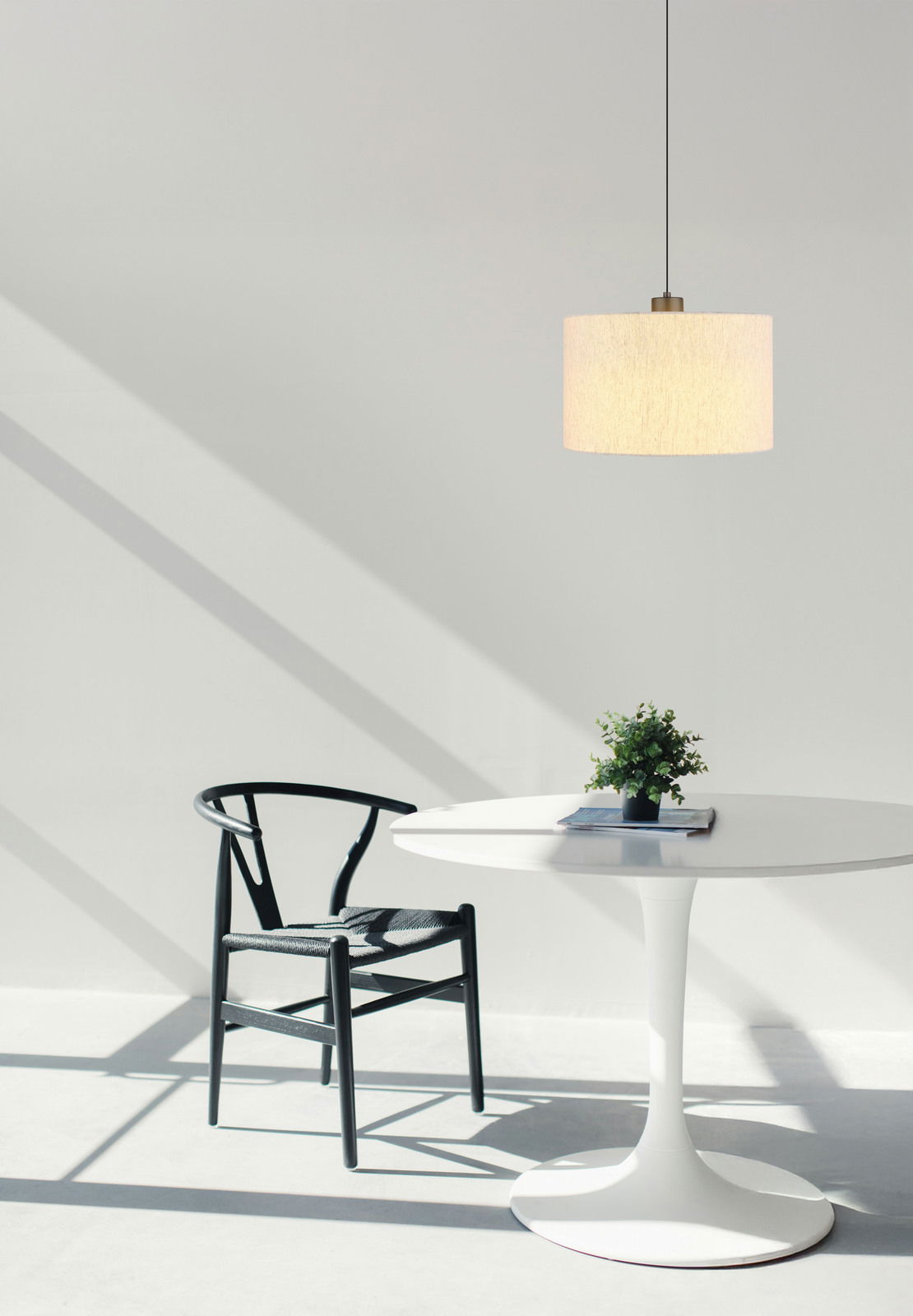 Moderne Hängeleuchte in einem minimalistischen Raum, aus der Seitenperspektive fotografiert.