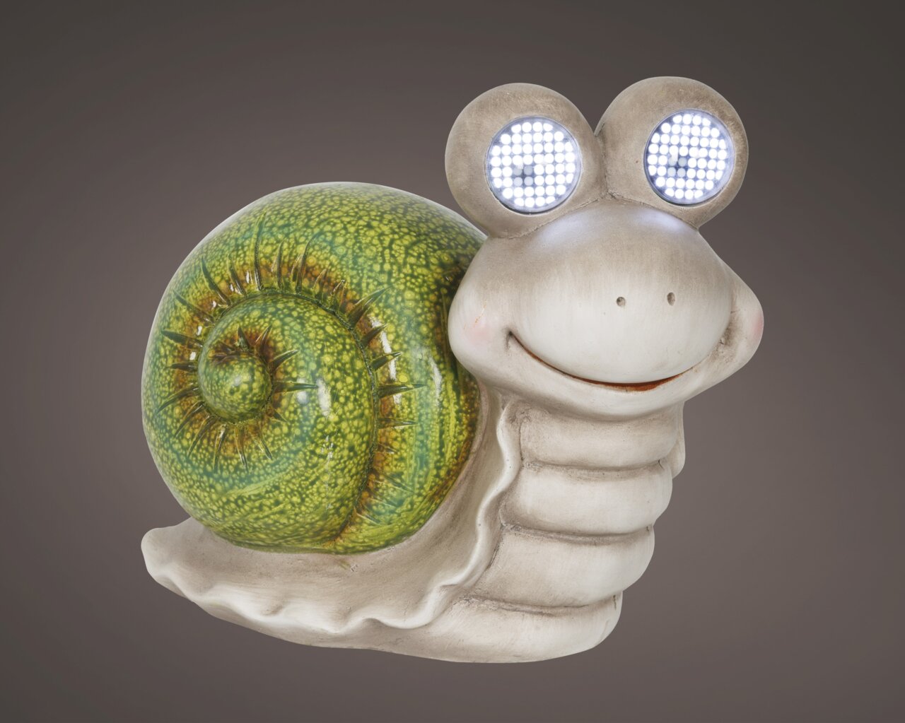 Frontalansicht einer lächelnden Solar-Schnecke aus Polyresin mit leuchtenden Augen und grünem Schneckenhaus.