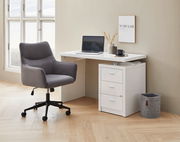 Grauer Drehstuhl in einem modernen Büro mit Schreibtisch und Fenster, seitliche Perspektive