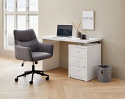 Grauer Drehstuhl in einem modernen Büro mit Schreibtisch und Fenster, seitliche Perspektive