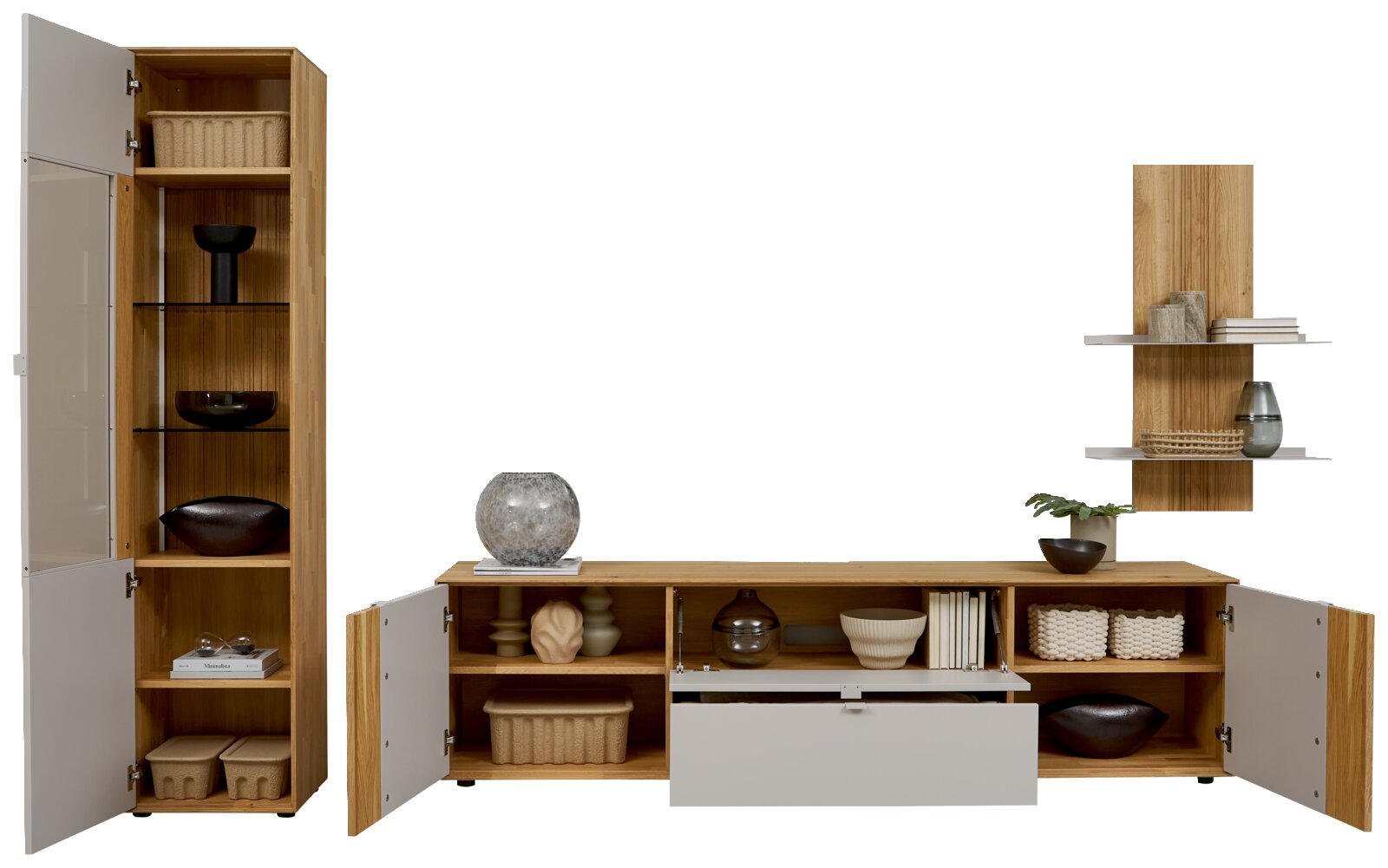 Modernes Wohnzimmermöbel-Set aus Holz mit grauen Fronten: hoher Vitrinenschrank mit Glasböden, niedriges Sideboard mit offenen Fächern und Klapptür sowie Wandregal, Türen geöffnet, Frontalansicht.