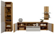 Modernes Wohnzimmermöbel-Set aus Holz mit grauen Fronten: hoher Vitrinenschrank mit Glasböden, niedriges Sideboard mit offenen Fächern und Klapptür sowie Wandregal, Türen geöffnet, Frontalansicht.
