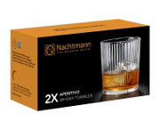 Verpackung des Nachtmann Aperitivo Whisky Tumbler Sets, Vorderansicht mit einem Glas gefüllt mit Whisky und Eiswürfeln.