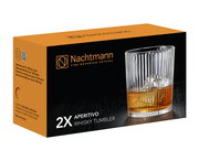Verpackung des Nachtmann Aperitivo Whisky Tumbler Sets, Vorderansicht mit einem Glas gefüllt mit Whisky und Eiswürfeln.