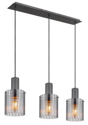 Dreiflammige Pendelleuchte in Schwarz mit drei zylindrischen, geriffelten Rauchglas-Schirmen und sichtbaren warm leuchtenden Leuchtmitteln, hängend an rechteckigem Baldachin; Ansicht schräg von vorn.