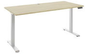 Moderner höhenverstellbarer E-Schreibtisch mit heller Holzoberfläche und weißem Metallgestell, seitliche Perspektive