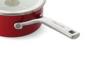 Roter Kochtopf von KitchenAid mit Glasdeckel und Edelstahlgriff, seitliche Perspektive