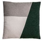 Dekoratives Kissen in Grau, Weiß und Grün mit geometrischem Muster, Vorderansicht