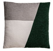 Sierkussen in grijs, wit en groen met een geometrisch patroon, vooraanzicht