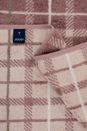 Nahaufnahme eines JOOP! Frottee-Handtuchs in Rosé und Beige mit kariertem Muster, Blattmotiv und eingefasster Kante, Draufsicht