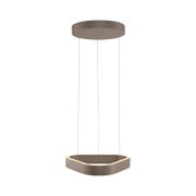 Moderne LED-Pendelleuchte mit dreieckigem, abgerundetem Leuchtring in Champagner-/Beigeton, an drei dünnen Seilabhängungen mit runder Deckenrosette, freigestellt auf weißem Hintergrund, Perspektive: frontale Ansicht leicht von oben