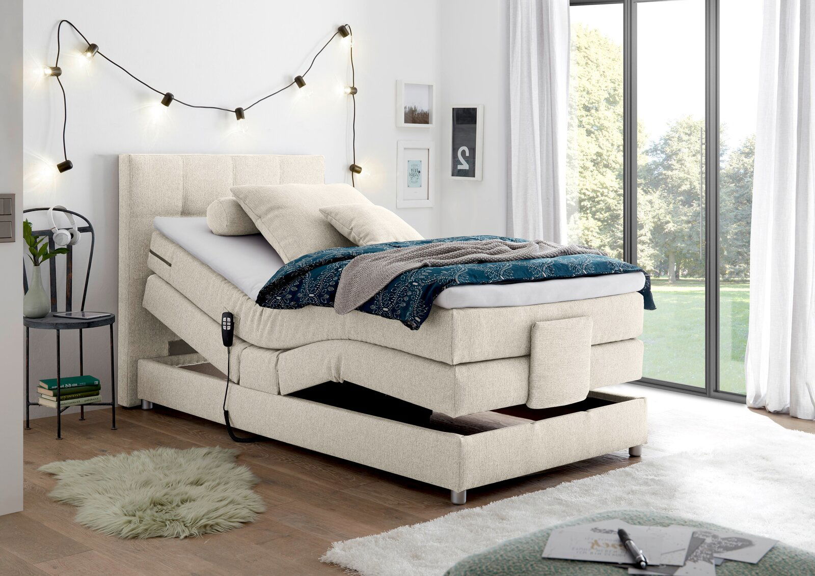 Boxspringbett in modernem Schlafzimmer, seitliche Perspektive, mit verstellbarem Kopfteil und gemütlicher Bettwäsche.