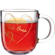 Glas-Tasse mit rotem Getränk und goldener Aufschrift 'Beste Oma', seitliche Perspektive