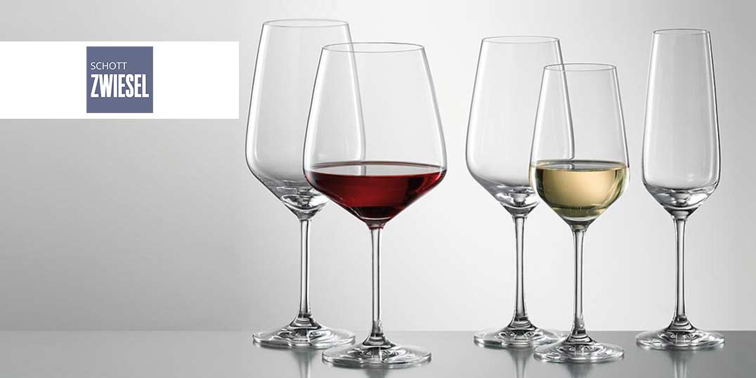 Schott Zwiesel-Logo links, fünf elegante Gläser mit Rot- und Weißwein vor grauem Hintergrund.