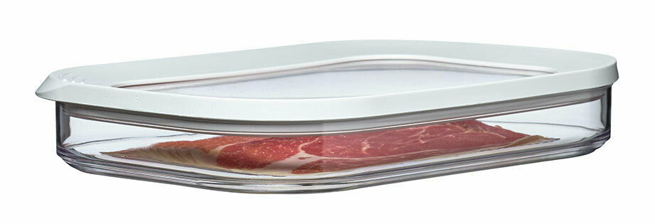 Transparente Kühlschrankdose Modula mit weißem Deckel, seitliche Perspektive, gefüllt mit Aufschnitt.