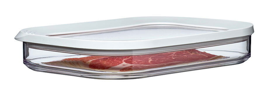 Transparente Kühlschrankdose Modula mit weißem Deckel, seitliche Perspektive, gefüllt mit Aufschnitt.