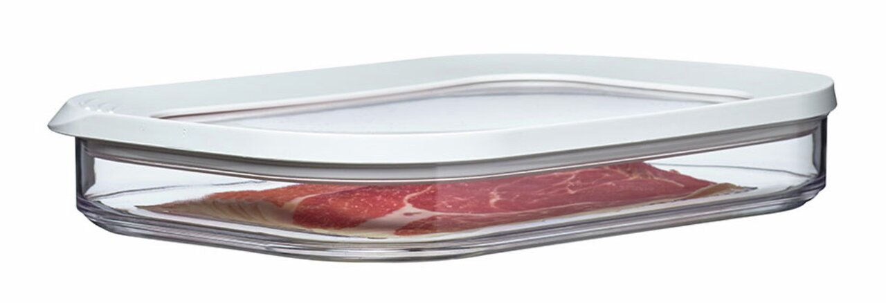 Transparente Kühlschrankdose Modula mit weißem Deckel, seitliche Perspektive, gefüllt mit Aufschnitt.