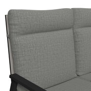 Nahaufnahme einer grauen Gartenbank mit gepolsterten Kissen und schwarzem Metallrahmen, seitliche Perspektive