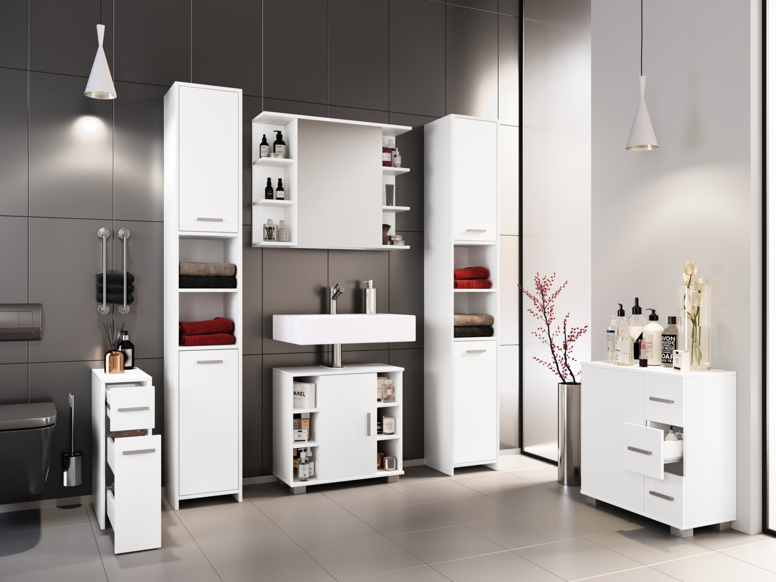 Modernes weißes Badezimmermöbel-Set mit Waschtischunterschrank, Spiegelschrank und zwei Hochschränken, Handtuchfächern und offenen Schubladen, in frontaler leicht schräger Perspektive.