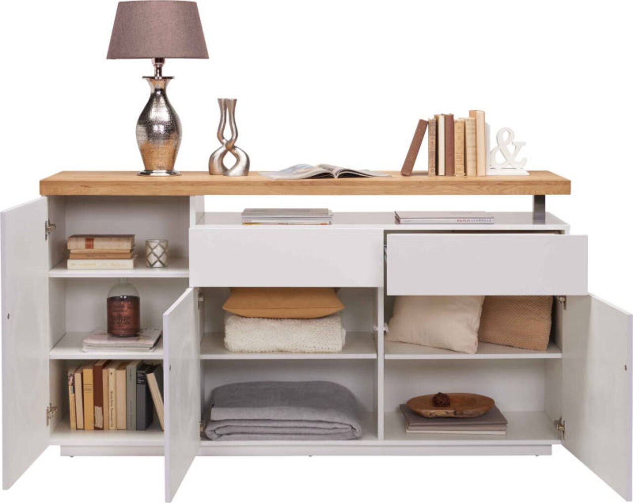 Frontale Ansicht eines modernen Sideboards mit Holzplatte, offenen Schubladen und Türen, dekoriert mit Büchern, einer Lampe und Vasen.