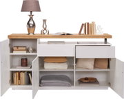 Frontale Ansicht eines modernen Sideboards mit Holzplatte, offenen Schubladen und Türen, dekoriert mit Büchern, einer Lampe und Vasen.