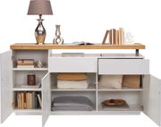 Frontale Ansicht eines modernen Sideboards mit Holzplatte, offenen Schubladen und Türen, dekoriert mit Büchern, einer Lampe und Vasen.