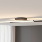 Moderne LED-Deckenleuchte in seitlicher Perspektive, mit elegantem, flachem Design und warmweißer Beleuchtung.