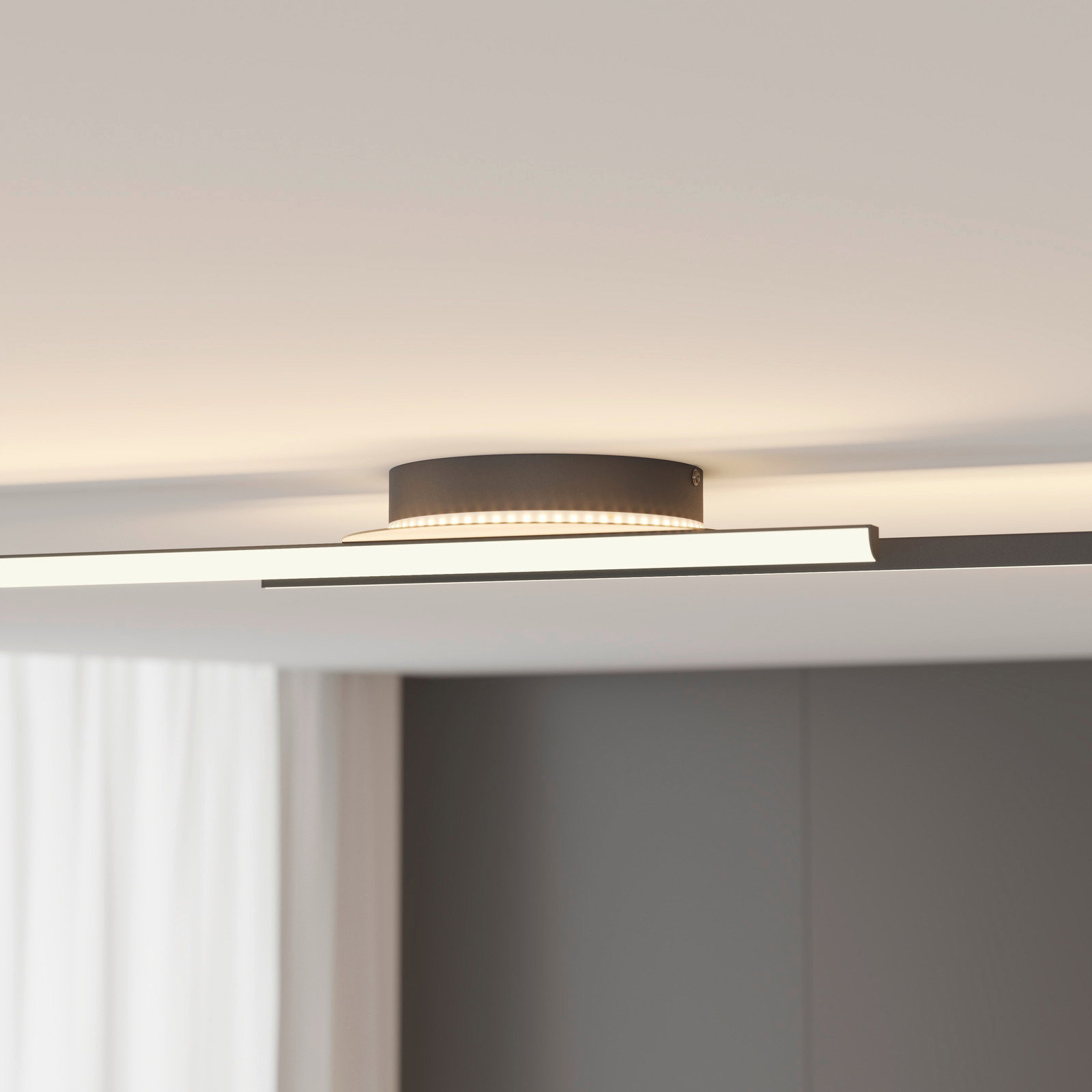 Moderne LED-Deckenleuchte in seitlicher Perspektive, mit elegantem, flachem Design und warmweißer Beleuchtung.