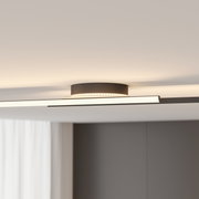 Moderne led-plafondlamp in zijaanzicht, met een elegant, strak ontwerp en warmwitte verlichting.