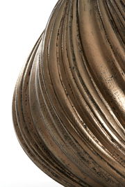 Nahaufnahme einer dekorativen Vase mit antikem, gerilltem Design in Bronzeoptik.