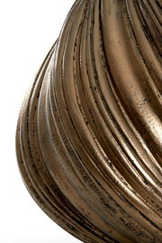 Nahaufnahme einer dekorativen Vase mit antikem, gerilltem Design in Bronzeoptik.