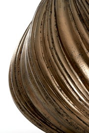 Nahaufnahme einer dekorativen Vase mit antikem, gerilltem Design in Bronzeoptik.