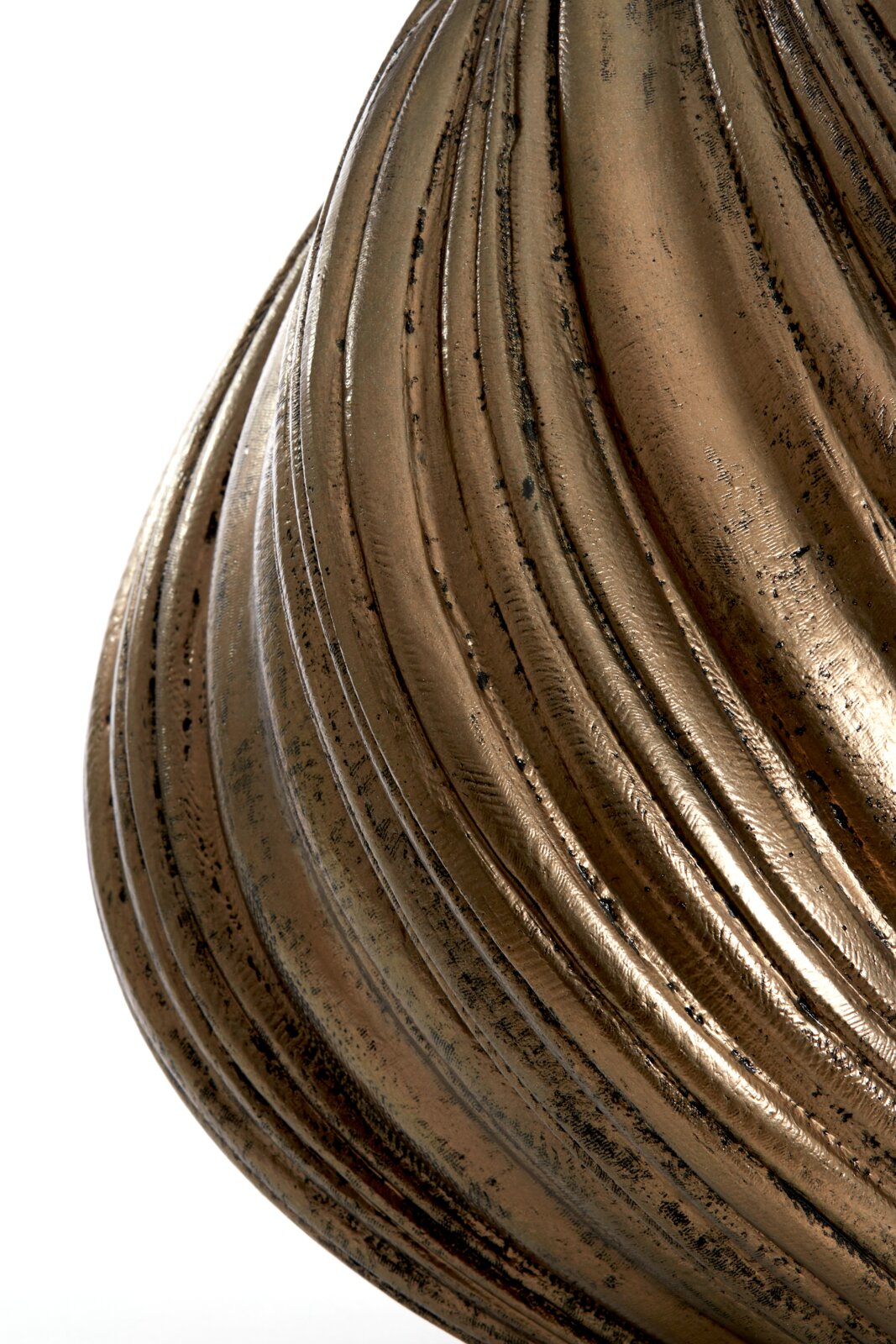 Nahaufnahme einer dekorativen Vase mit antikem, gerilltem Design in Bronzeoptik.