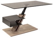 Moderner Couchtisch mit Glasplatte und Holz-Metall-Konstruktion, seitliche Perspektive