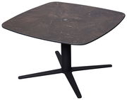 Moderner Couchtisch mit quadratischer, dunkler Tischplatte und schwarzem, kreuzförmigem Fußgestell, seitliche Perspektive.